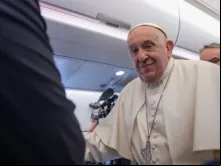 Papa Francisco no avião que o levou a Jacarta, Indonésia, na segunda-feira (2).