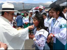 Padre dá a comunhão a crianças ontem (8) no 53º Congresso Eucarístico Internacional 2024, em Quito, Equador.