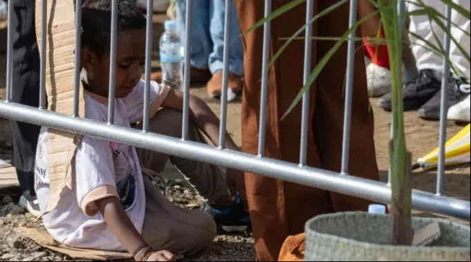 Criança sentada em papelão assiste a missa celebrada hoje pelo papa Francisco em Timor-Leste ?? 