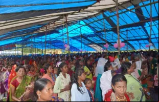 Fiéis se reúnem no local da morte do padre Arul Das, na selva de Jamboni, Índia, em 2 de setembro de 2024.