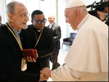 Papa Francisco cumprimenta o padre João Felgueiras, de 103 anos, um dos jesuítas mais velhos do mundo.