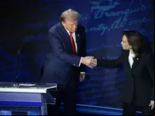 Donald Trump e Kamala Harris em debate ontem (10) na Filadélfia, Pensilvânia, EUA.
