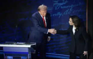 Donald Trump e Kamala Harris em debate ontem (10) na Filadélfia, Pensilvânia, EUA.