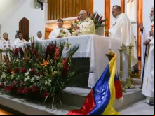 O arcebispo de Caracas, Venezuela, dom Baltazar cardeal Porras, celebra missa hoje (11) com membros da comunidade venezuelana em Quito, Equador