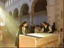 As irmãs de São José da Aparição cobrem o altar da igreja de Nossa Senhora da Aliança em Jerusalém, recém-dedicado pelo patriarca latino de Jerusalém, cardeal Pierbattista Pizzaballa. A cobertura do altar significa que ele é tanto o lugar do sacrifício eucarístico quanto a mesa do Senhor.