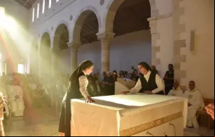 As irmãs de São José da Aparição cobrem o altar da igreja de Nossa Senhora da Aliança em Jerusalém, recém-dedicado pelo patriarca latino de Jerusalém, cardeal Pierbattista Pizzaballa. A cobertura do altar significa que ele é tanto o lugar do sacrifício eucarístico quanto a mesa do Senhor.