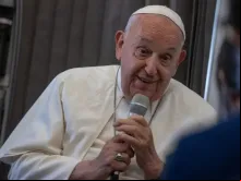 Papa Francisco fala a jornalistas em coletiva de imprensa hoje (13) a bordo do avião papal.