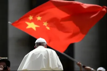 Fiel agita bandeira da China no Vaticano
