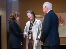 A vice-presidente dos EUA, Kamala Harris, cumprimenta Sarah Taxler, diretora médica da Planned Parenthood North Central States, em clínica de aborto da Planned Parenthood em St. Paul, Minnesota, EUA, em 14 de março de 2024 ao lado do governador de Minnesota e atual candidato a vice-presidente pelo Partido Democrata, Tim Walz.