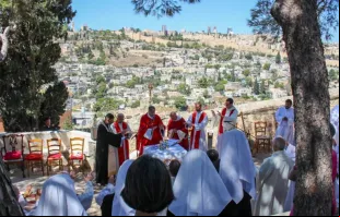 O arcebispo de Reims, França, dom Éric de Moulins-Beaufort, presidente da Conferência Episcopal sa, celebra missa em Jerusalém em 14 de setembro de 2024.
