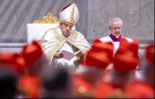 Papa Francisco com cardeais ao proclamar a bula do Jubileu 2025.
