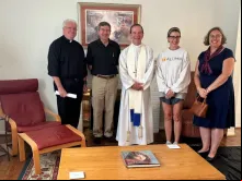 O bispo de Arlington, Virginia, EUA, dom Michael Burbidge, abençoa a casa de apoio a grávidas Mary' s Comfort em 9 de agosto de 2024.
