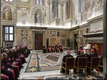 Papa Francisco com membros do Dicastério para a Doutrina da Fé no Vaticano em 26 de janeiro de 2024.