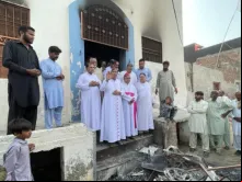 O arcebispo de Islamabad-Rawalpindi, dom Joseph Arshad, fala à comunidade cristã de Jaranwala , Paquistão, perseguida por muçulmanos em agosto de 2023. Foram incendiadas 21 igrejas católicas, Bíblias e casas também foram incendiadas.