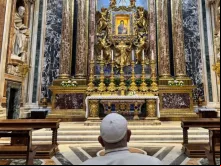 Papa Francisco rezando hoje (25) diante da Salus Populi Romani na basílica papal de Santa Maria Maior em Roma.