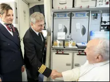 Papa Francisco cumprimenta a tripulação do voo papal.