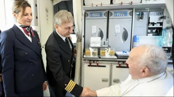 Papa Francisco cumprimenta a tripulação do voo papal ?? 