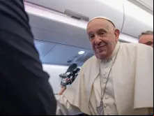 Papa Francisco no avião que o levou a Jacarta, Indonésia, em 2 de setembro de 2024.