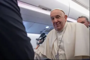 Papa Francisco no avião que o levou a Jacarta