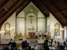 Missa solene é celebrada na paróquia de São Clemente em Ottawa, Canadá. A paróquia é confiada à Fraternidade Sacerdotal de São Pedro (FSSP).