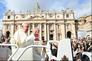 Papa Francisco cumprimenta multidão no final da missa de abertura da assembleia geral ordinária do Sínodo dos Bispos
