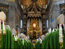 Bispos entram na basílica de São Pedro, no Vaticano, para a missa de encerramento da primeira assembleia do Sínodo da Sinodalidade em 29 de outubro de 2023.