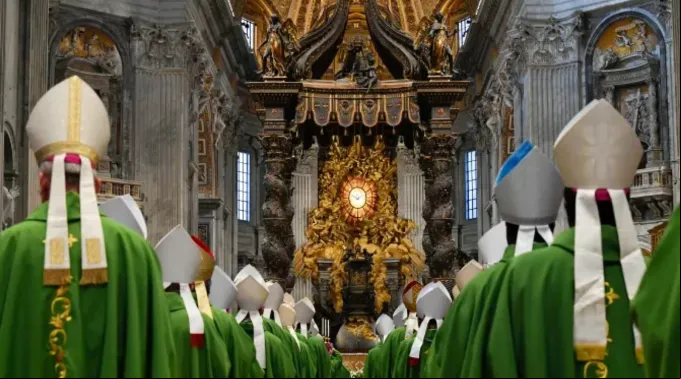 Bispos entram na basílica de São Pedro para a missa de encerramento da primeira assembleia do Sínodo da Sinodalidade ?? 