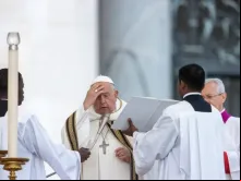 Papa Francisco faz sinal da cruz em missa de abertura da segunda parte do Sínodo da Sinodalidade hoje (2) no Vaticano.