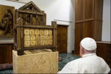 Papa Francisco e a relíquia da Cátedra de São Pedro