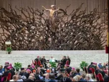 Papa Francisco e outros delegados participam da segunda sessão da 16ª assembleia geral ordinária da primeira congregação geral do Sínodo dos Bispos na Aula Paulo VI, no Vaticano, na quarta-feira (2).