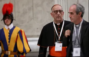 O arcebispo de Barcelona, Espanha, dom Juan José cardeal Omella y Omella, chega à basílica de São Pedro para vigília penitencial para o Sínodo da Sinodalidade celebrada na terça-feira (1) pelo papa Francisco no Vaticano.