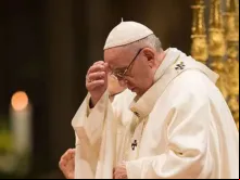 Papa Francisco reza na basílica de são Pedro.