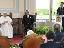 Papa Francisco e o rei Philippe ouvem um discurso do primeiro-ministro da Bélgica, Alexander De Croo, em viagem do papa à Bélgica no final de setembro de 2024.