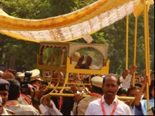 Procissão das relíquias de são Francisco Xavier em Velha Goa, do lado de fora da sé de Santa Catarina, no dia da festa do santo, em 3 de dezembro de 2014.