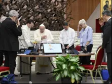 Papa Francisco reza com membros do Sínodo da Sinodalidade em reunião na Aula Paulo VI, no Vaticano, no sábado (12).