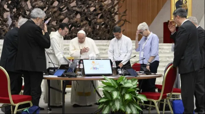 Papa Francisco reza com membros do Sínodo da Sinodalidade em reunião na Aula Paulo VI ?? 