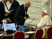 Papa Francisco fala com participante do Sínodo em reunião do Sínodo da Sinodalidade na Aula Paulo VI, no Vaticano, em 10 de outubro de 2024.