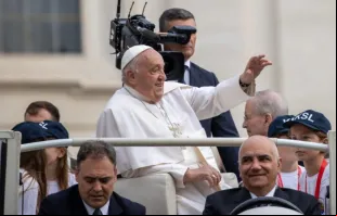 Papa Francisco saúda fiéis hoje (16) na praça de São Pedro, no Vaticano.