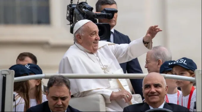 Papa Francisco saúda fiéis na praça de São Pedro ?? 