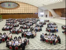 Participantes reunidos no sínodo no Vaticano em 10 de outubro de 2024.  Dias depois, uma proposta para descentralizar a autoridade doutrinária na Igreja foi recebida com significativa resistência.