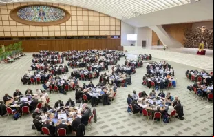Participantes reunidos no sínodo no Vaticano em 10 de outubro de 2024.  Dias depois, uma proposta para descentralizar a autoridade doutrinária na Igreja foi recebida com significativa resistência.