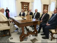 Papa Francisco com representantes de Israel e da Palestina hoje (17) no Vaticano.