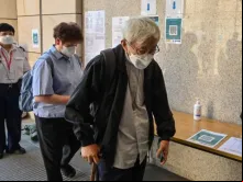 O cardeal Joseph Zen chega a um tribunal para julgamento em Hong Kong, China, em 26 de setembro de 2022.