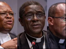 O cardeal congolês Fridolin Ambongo Besungu; dom Andrew Nkea Fuanya, dos Camarões e o cardeal Edouard Sinayobye, de Ruanda, conversam com jornalistas em entrevistas coletivas do Sínodo da Sinodalidade em outubro de 2024.