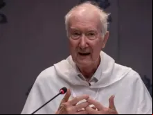 O padre dominicano Timothy Radcliffe, futuro cardeal, fala em reunião sinodal na segunda-feira (21) no Vaticano.