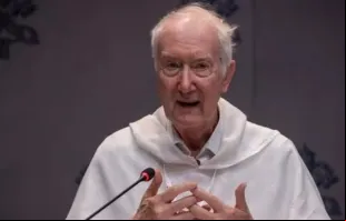 O padre dominicano Timothy Radcliffe, futuro cardeal, fala em reunião sinodal na segunda-feira (21) no Vaticano.