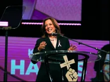 Kamala Harris  discursa  na Igreja Batista Missionária New Birth em Stonecrest, Geórgia, EUA, em 20 de outubro de 2024.