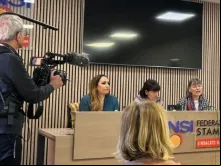 Laura Sgro e Gloria Branciani, vítimas de Marko Rupnik, falam em entrevista coletiva em 21 de fevereiro em Roma, Itália.