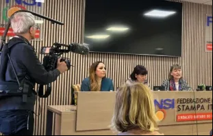Laura Sgro e Gloria Branciani, vítimas de Marko Rupnik, falam em entrevista coletiva em 21 de fevereiro em Roma, Itália.