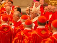 Papa Francisco em meio a cardeais na basílica de São Pedro, no Vaticano.